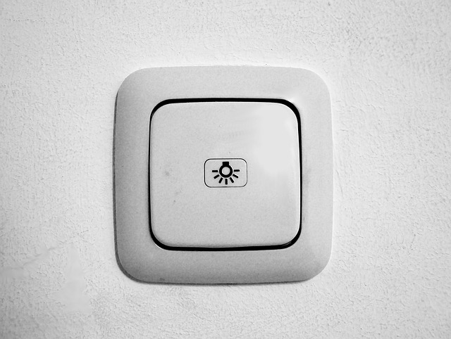 bílý vypínač, symbol světla