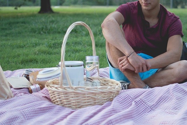 muž na pikniku.jpg