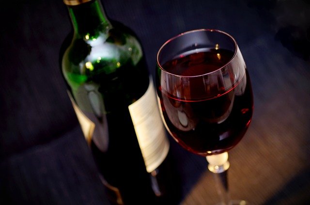 láhev a sklenice vína